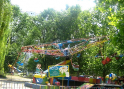 Шок! Девушка упала с карусели в Кишиневе