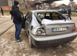 В Новоаненском районе поезд врезался в автомобиль