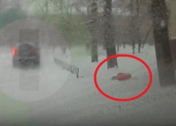 Падение беременной женщины в снег из окна роддома попало на видео