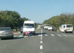 Лихой водитель Volkswagen протаранил маршрутку с пассажирами у Крикова