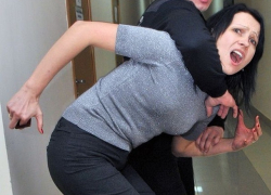 Банда грабителей устроила жестокое издевательство над девушкой в ее доме в пригороде Кишинева