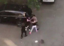 На Чеканах три девушки напали на мужчину