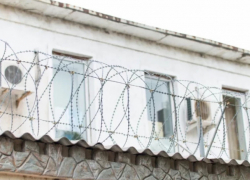 Скандал в пенитенциарной системе: сотрудник тюрьмы №6 обвиняется в вымогательстве денег