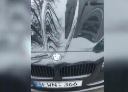 Скандал в Кишиневе - пешеход не пожелал пропускать на тротуар автомобиль BMW