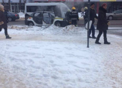 В Бельцах посреди дороги сгорел автомобиль такси