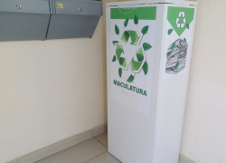 В подъездах некоторых домов в Кишиневе появились ящики для макулатуры  