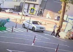 На Буюканах неадекватный водитель избил охранника торгового центра