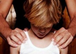 Педофил из Молдовы изнасиловал двух детей в квартире любовницы в Тверской области 