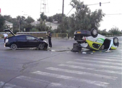 Серьезная авария в Кишиневе: автомобиль такси перевернулся на крышу после столкновения с Toyota Prius