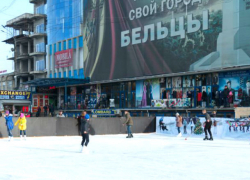 Массовая драка с участием карабинера, мужчин и женщин произошла у катка в Бельцах