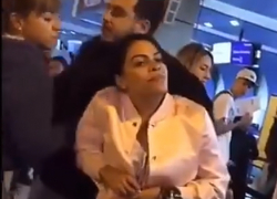 Ревнивая жена вцепилась в волосы любовницы, летевшей на отдых с ее мужем 