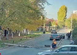 В Кишиневе женщину едва не раздавило фонарным столбом, повалившимся после столкновения с грузовиком