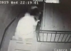 Полиция заявила, что задержала мужчину, который столкнул женщину с лестницы, им оказался снимавший у неё квартиру молодой человек