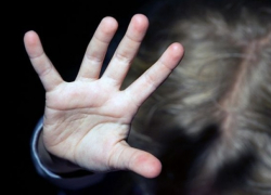 Мужчина избил шестилетнюю девочку за помарки в тетради