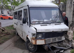 Опубликовано видео того, как микроавтобус врезался в музейный забор