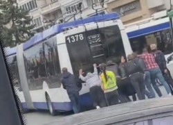 Пассажирам пришлось толкать троллейбус по центральной улице Кишинева