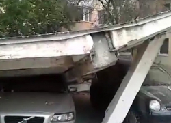 Рухнувшую крышу, раздавившую припаркованные у дома автомобили, сняли  в Кишиневе на видео