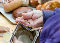 Пенсионеры голодают, а очереди за социальным хлебом растут все больше