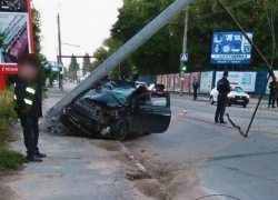 Девушка получила страшные травмы из-за раздавившей автомобиль опоры троллейбусной линии в Кишиневе