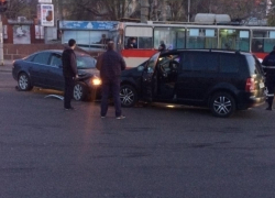 Этим утром в центре столицы два автомобиля столкнулись лоб в лоб 