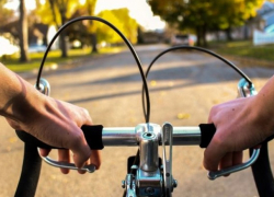 Велосипедистов могут обязать надевать жилеты и шлемы