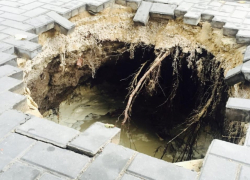 На Ботанике на парковке произошел крупный обвал почвы