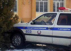 В курьезное ДТП попали сотрудники милиции, приземлившись в клумбу у бара в Приднестровье