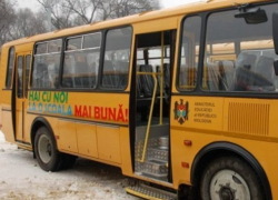 Таксист протаранил автобус со школьниками в Дубоссарском районе: пострадали дети и водители