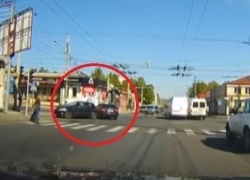 В Кишиневе два автомобилиста сначала избежали аварии, а потом все же столкнулись