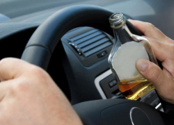 Пьяный водитель врезался в рождественскую елку на Чеканах