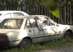 Брошенные автомобили занимают парковочные места в столице: проблема не решается годами 