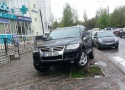Кишиневский автолюбитель оригинально припарковался на тротуаре