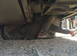 Двое мигрантов пытались проникнуть в ЕС под днищем автобуса из Молдовы