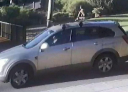 Невнимательная мама забыла на крыше автомобиля своего ребенка