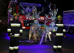 В канун Рождества пожарные и спасатели устроили праздник детям из Онкологического центра 