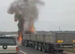 Горящий на трассе под Кишиневом грузовик сняли на видео