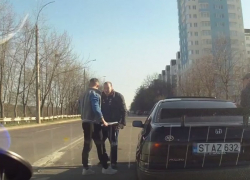 На Чеканах водитель решил при помощи биты разобраться с обидчиком