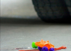 Трехлетняя девочка погибла на глазах мамы под колесами автомобиля в Сынжерейском районе