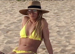 Сзади пионерка, спереди пенсионерка: точеная фигура и усталое лицо Бритни Спирс вызвали споры