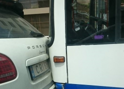 На Буюканах троллейбус столкнулся с Porsche