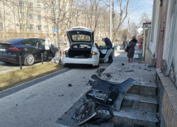 В Кишиневе разбита шикарная Tesla - автомобиль влетел в крыльцо здания прямо в центре столицы