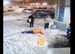 У входа в один из супермаркетов несколько человек чуть не лишились ног, копчика и головы