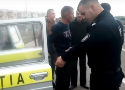Драку пьяного тракториста с полицейскими в Чимишлии сняли на видео 