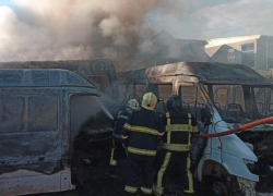 В субботнем пожаре на Чеканах сгорело 8 машин 