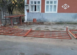 В Ниспоренах вандалы атаковали офис ACUM, подозрение легло на конкурентов-демократов