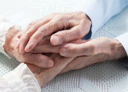 Муж и жена в Бендерах умерли в один день из-за странной жидкости бордового цвета