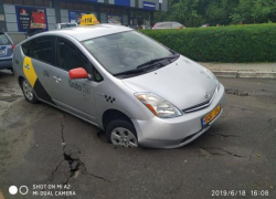 Машина Yandex Taxi эффектно провалилась колесом под асфальт рядом с магазином Fidesco на Ботанике