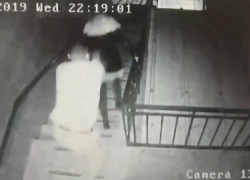 Шокирующий случай в кишинёвском подъезде - грабитель столкнул девушку с лестницы, пострадавшая в тяжёлом состоянии