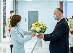 Додон призвал Санду к вежливости