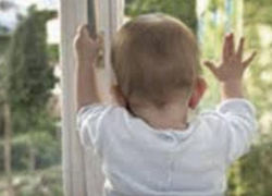 Трехлетний ребенок выпал с балкона третьего этажа в Тирасполе